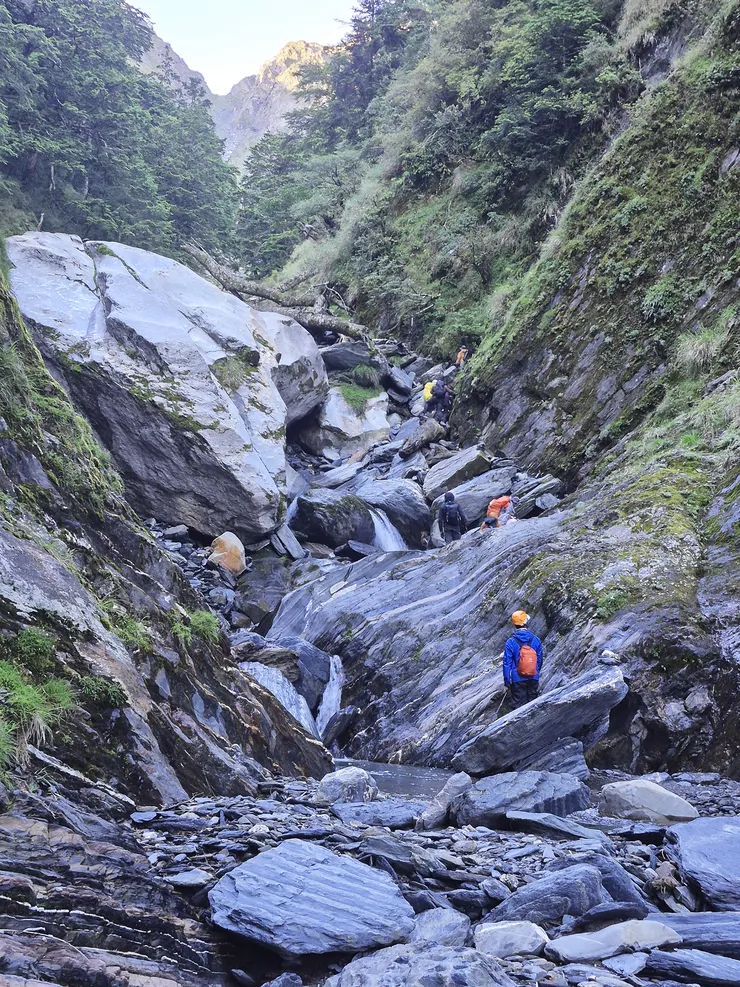 ▲不斷沿中央尖溪往上溯源