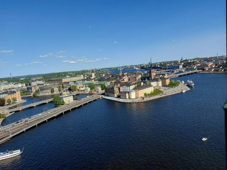 於高塔俯瞰市景