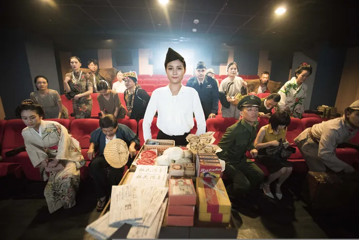 原住民、舊漢族移民、日本人及新漢族移民都在候車區等待，等著搭上哈瑪星列車。（圖片來源：https://kfa.kcg.gov.tw/tw/kaohsiung-vr-content/E15C0EBa12cb）