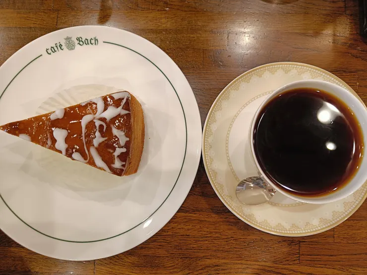當天點了兩樣，手沖特選咖啡及蘋果戚風蛋糕