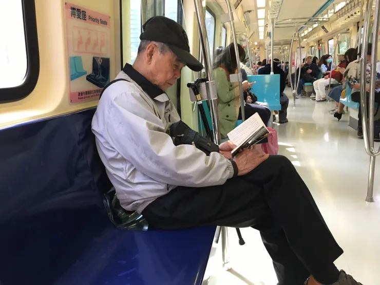 2018年三月坐捷運時讀書。日文小說很小巧，能夠放在我的皮包裡，隨時拿出來讀。