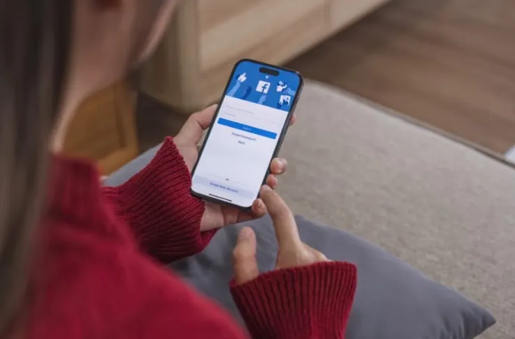 睡前拚命滑手機看社群，背後是對明天的焦慮，以及對今天不夠完美的遺憾。圖/123RF圖庫