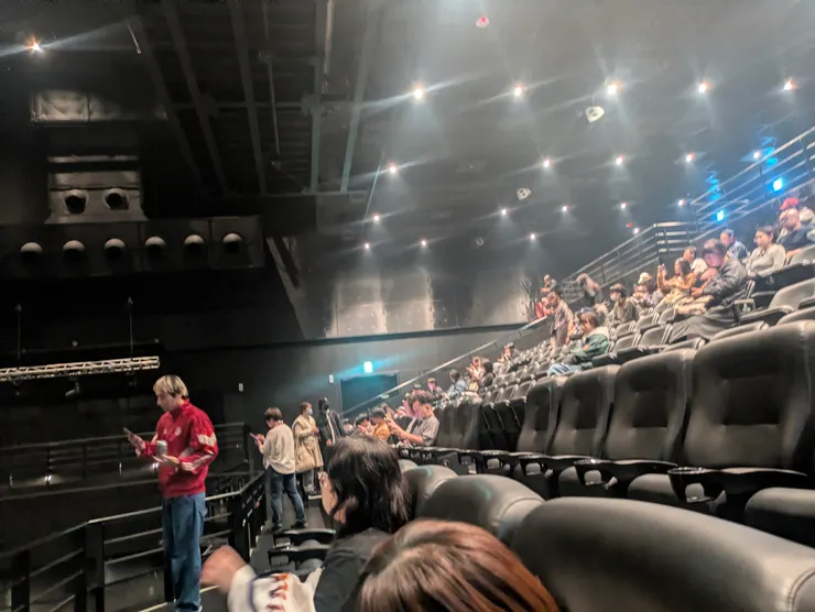 2樓座位階梯規畫得很好，沒不會被前排遮到