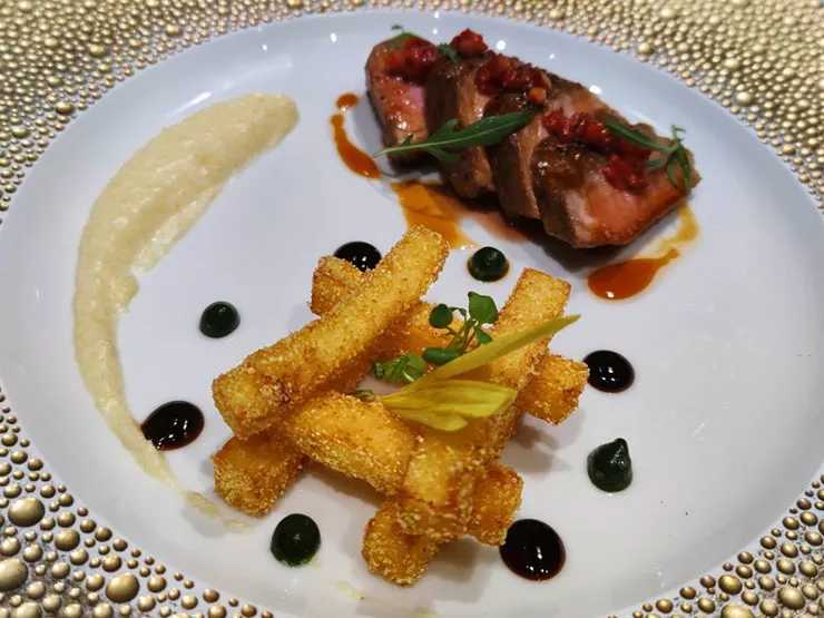 西班牙伊比利豬與玉米泥佐Sarawak黑胡椒醬