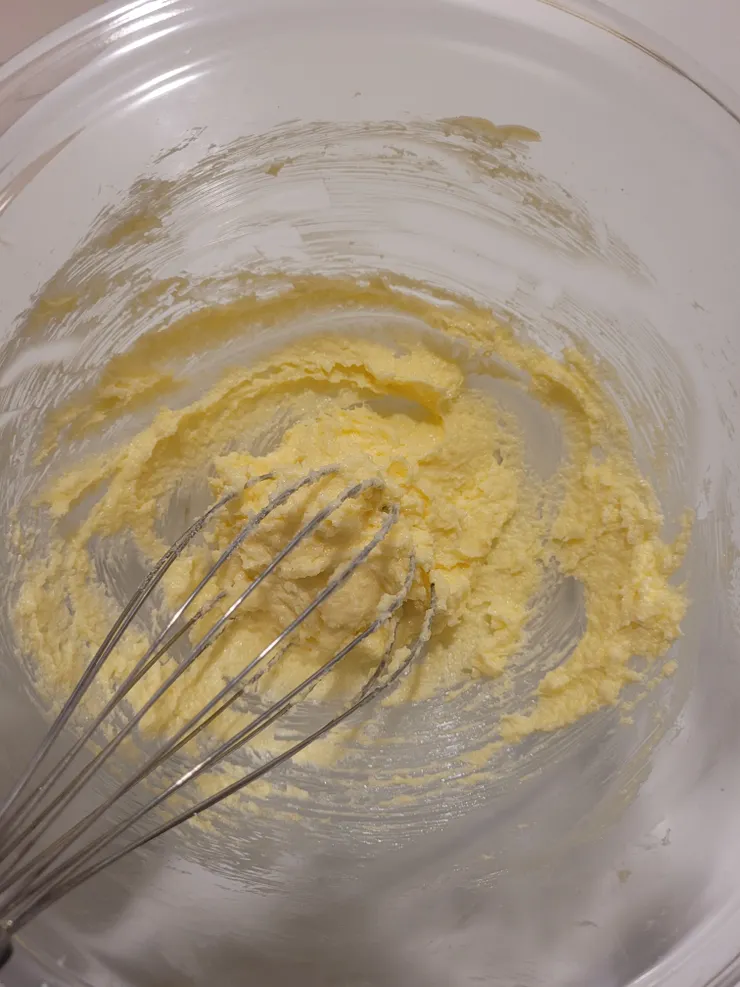 打散後奶油加入細砂糖攪拌後樣子