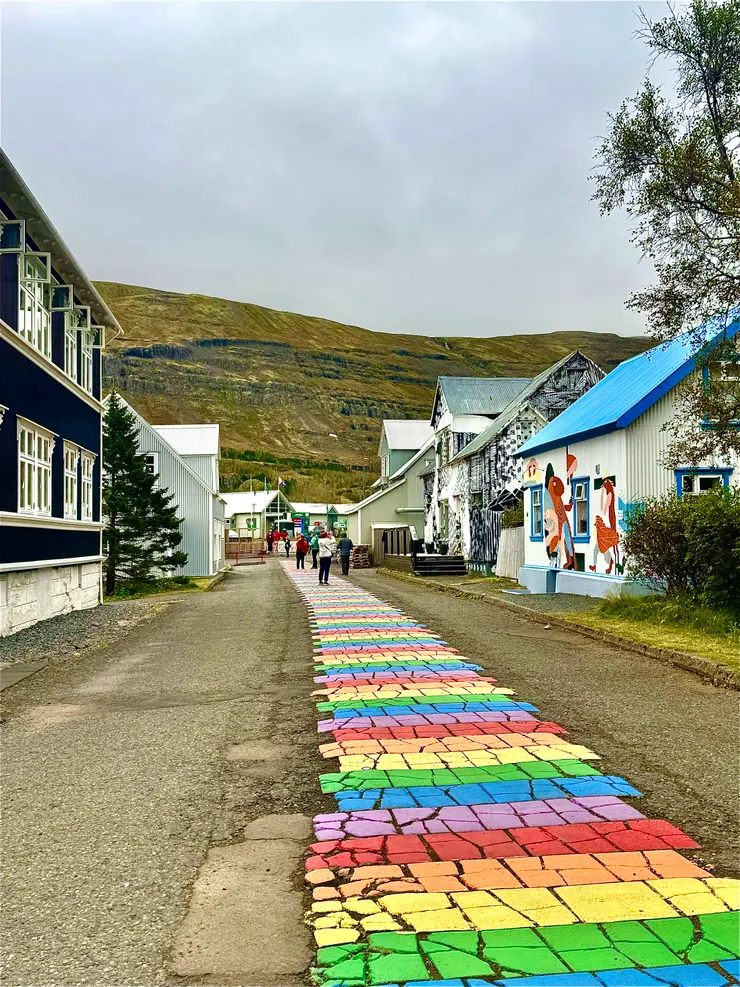 小鎮的彩虹街為極簡風的冰島增添童話色彩