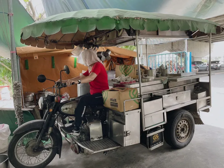 老闆娘騎車進來