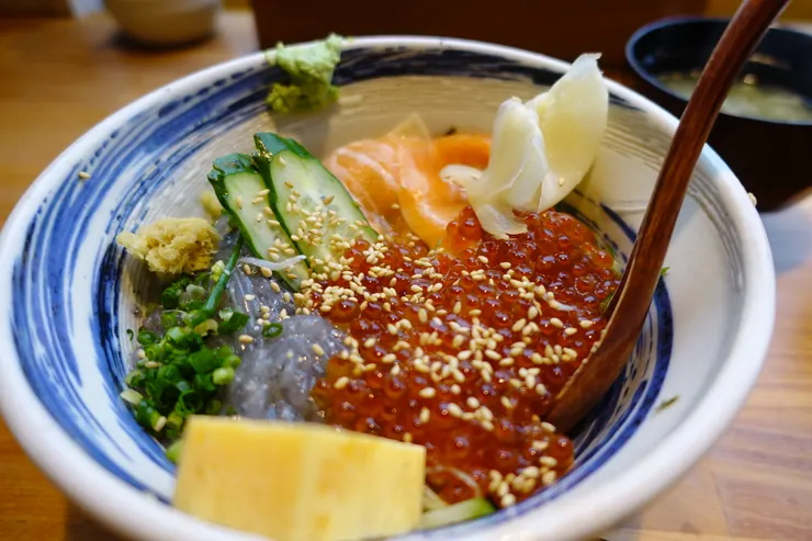 はんなりいなり | 生三色丼