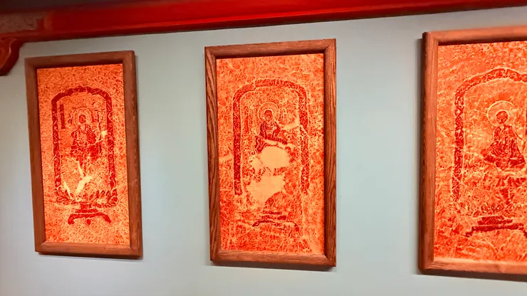 佈置多與佛教相關