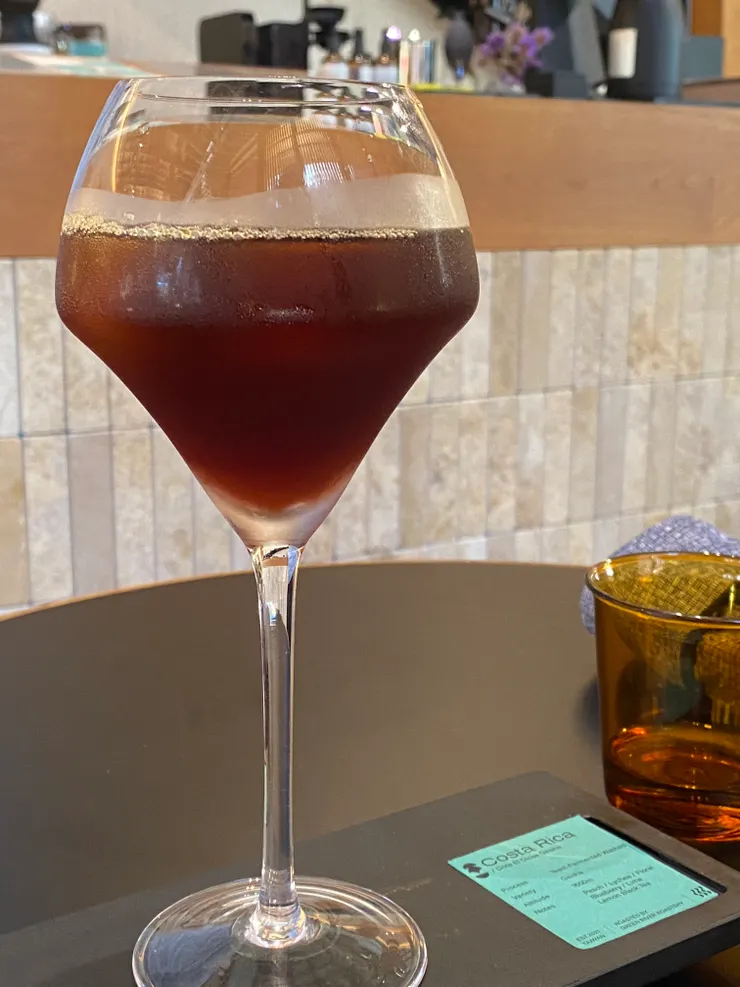 手沖冰咖啡用紅酒杯裝盛，感覺出店家想讓人品嚐咖啡的多層次