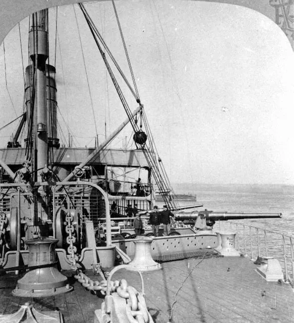 聖保羅號甲板炮之一的照片。