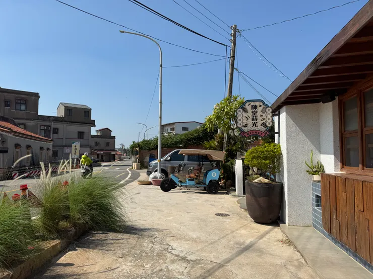 店家位置座落於馬路旁