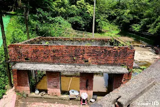 一旁的配電室是礦場的動力來源