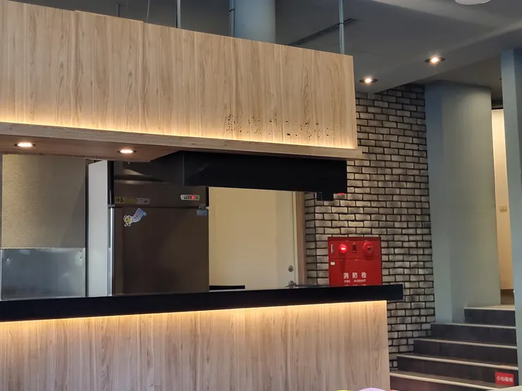 這張圖片上的樓梯可以直接通到休息站裡面