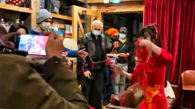 在場賓客於老宅二樓空間參與祈福儀式 梵靈乾坤工作室提供