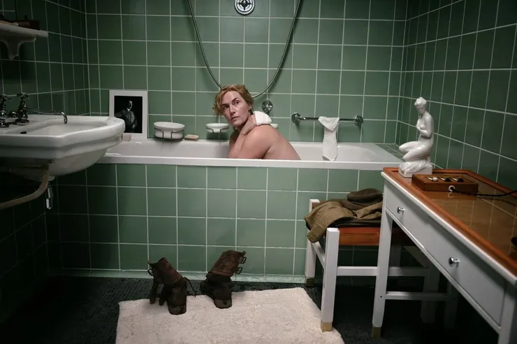 電影復刻黎最著名的照片―「在希特勒的浴缸裡」（圖片取自IMDb）