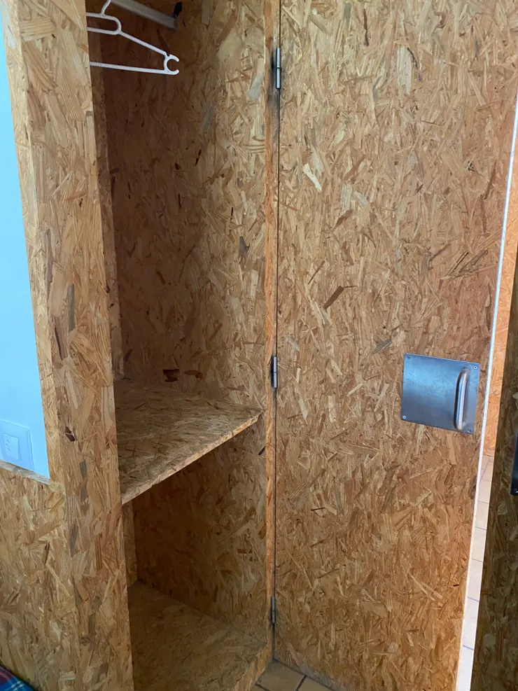 附有超大置物櫃使用，還有衣架，很棒。