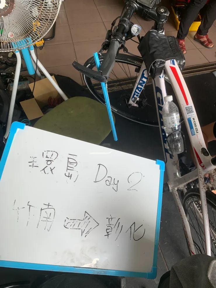 白板被風吹到應聲斷裂。