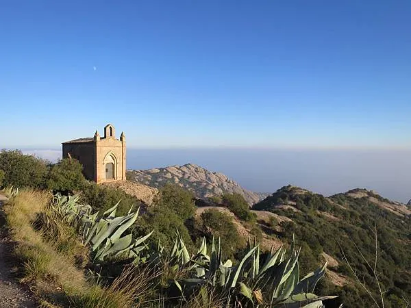 今天天氣實在太好了，有看到那小小的月亮嗎？