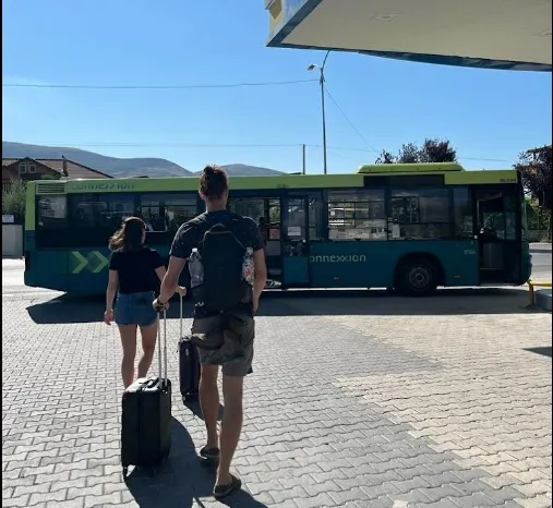 培拉特的市公車是綠色車體。