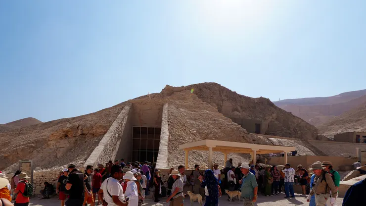 2025 拍攝於帝王谷，想到要跟擁擠的人潮，一起塞到那個不通風的墓穴，就不是太舒服。