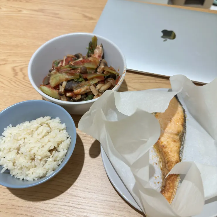 我連烤魚的紙都懶得拿掉，想說吃完包一包盤子就不用洗得那麼辛苦了