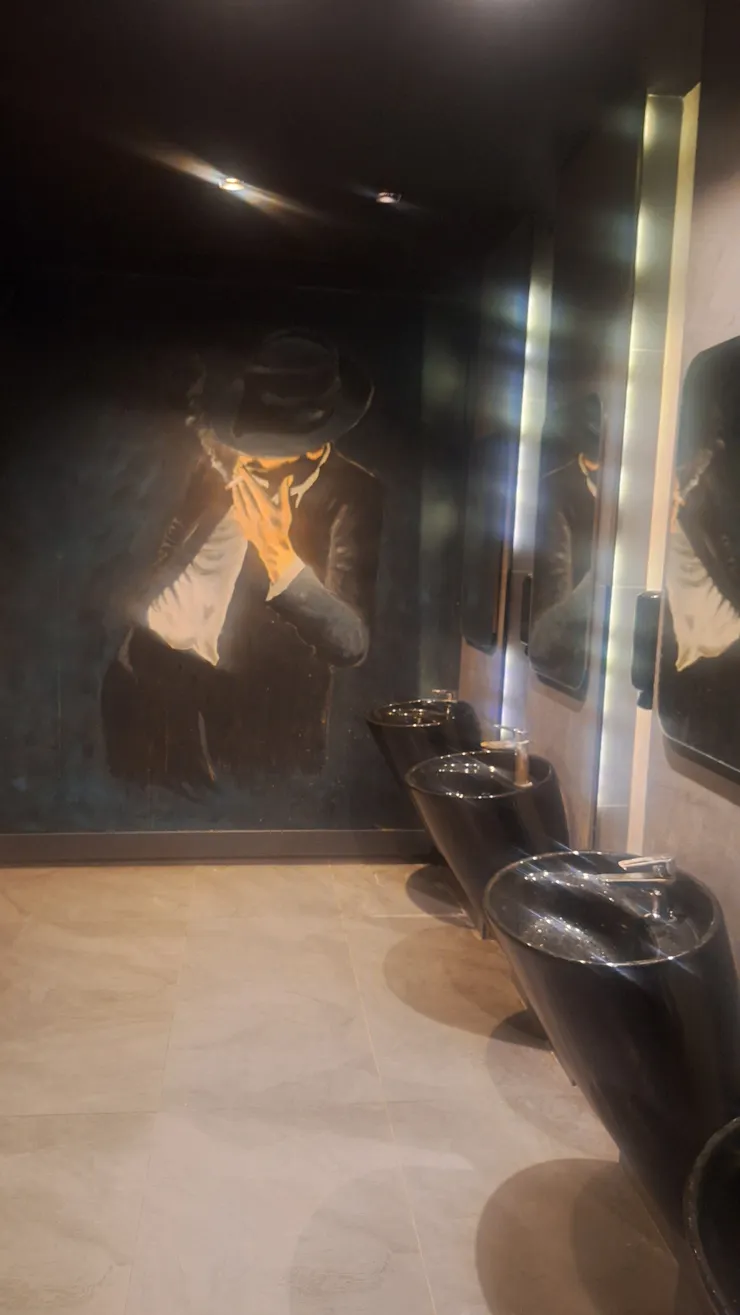 昏暗卻有設計感的廁所