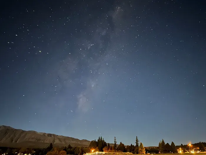 拍攝於蒂卡波YHA外頭草原上，iPhone曝光30秒