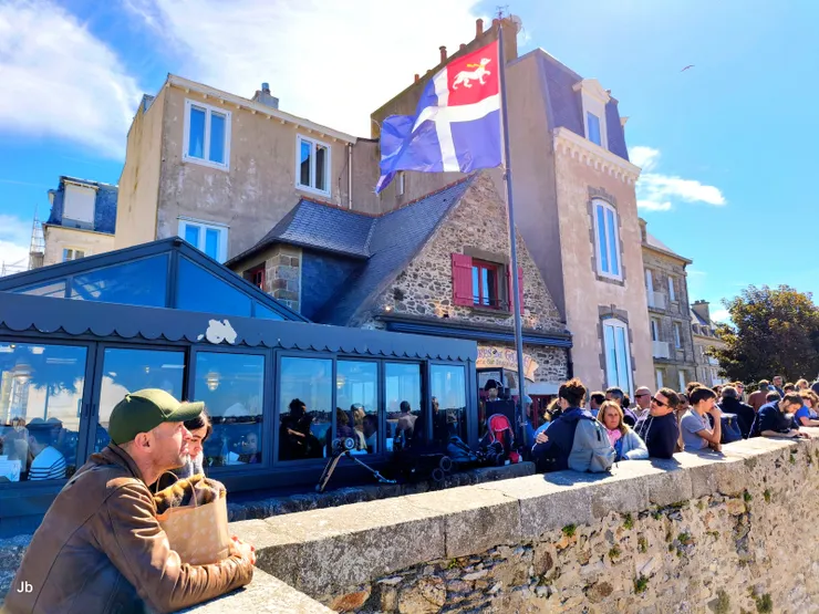 【開在城牆邊的一間薄餅餐廳，座無虛席，顧客滿溢。】