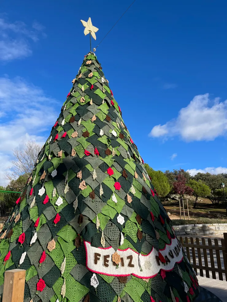 社區附近的公園今天突然擺了好可愛的聖誕樹🎄