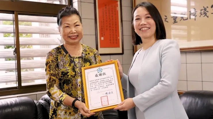 圖說：近四十二載愛心不輟！勤億每週為景仁教養院送上新鮮雞蛋，讓院生三餐無後顧之憂，董事長室經理古昕平（右）從院長陳菊貞（左）手中接下感謝狀。（資料來源：勤億蛋品科技）