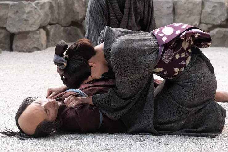 緊繃多日的阿貞終於忍不住哭倒在丈夫身上