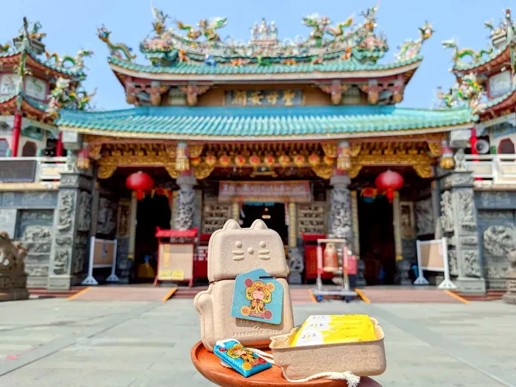 圖說：貓咪造型的「財運旺旺萊禮盒」是海內外搶手的伴手禮之一，聯名期間每盒附贈天后祈福小卡乙張，媽祖加持、祝福直中心坎。（資料來源：旺萊山）