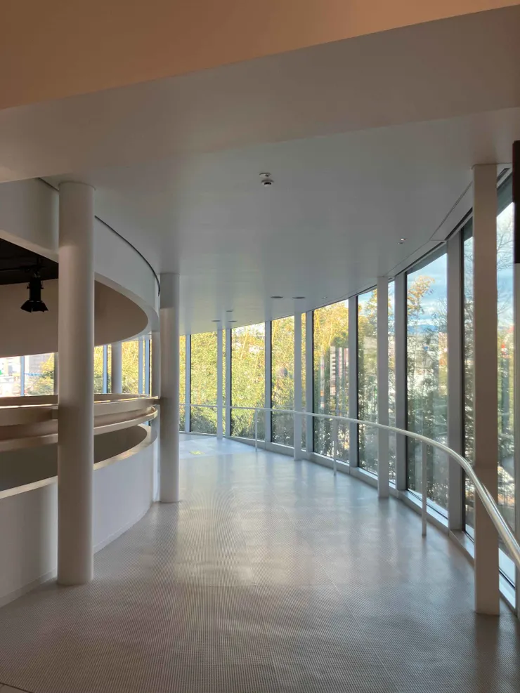 可以從這個廊道空間通往一樓的主展覽場