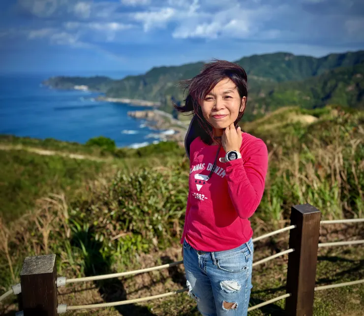 在風大的山頂很難控制頭髮,帽子都快被吹飛了