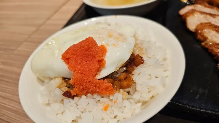 金仙魯肉飯最特別的地方就是有加上明太子!很特別!這是我第一次看過!