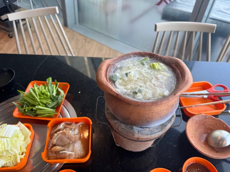 小陶鍋跟台式涮涮鍋很像,只是湯頭有香草,肉會沾蛋液才下鍋煮。