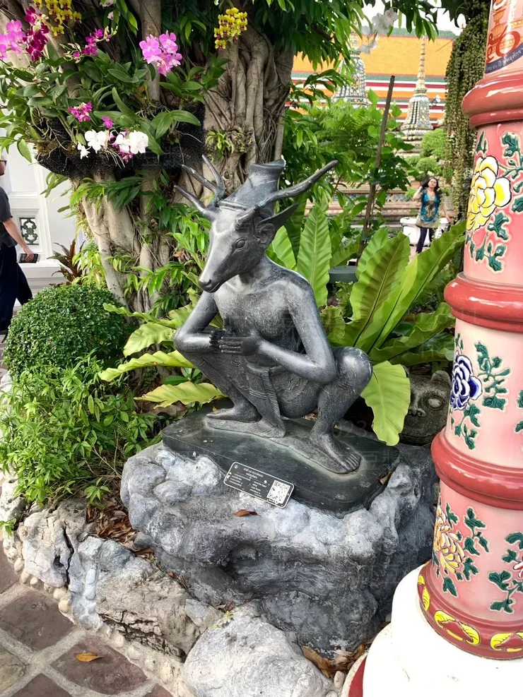 小雕像正在做各種瑜珈動作