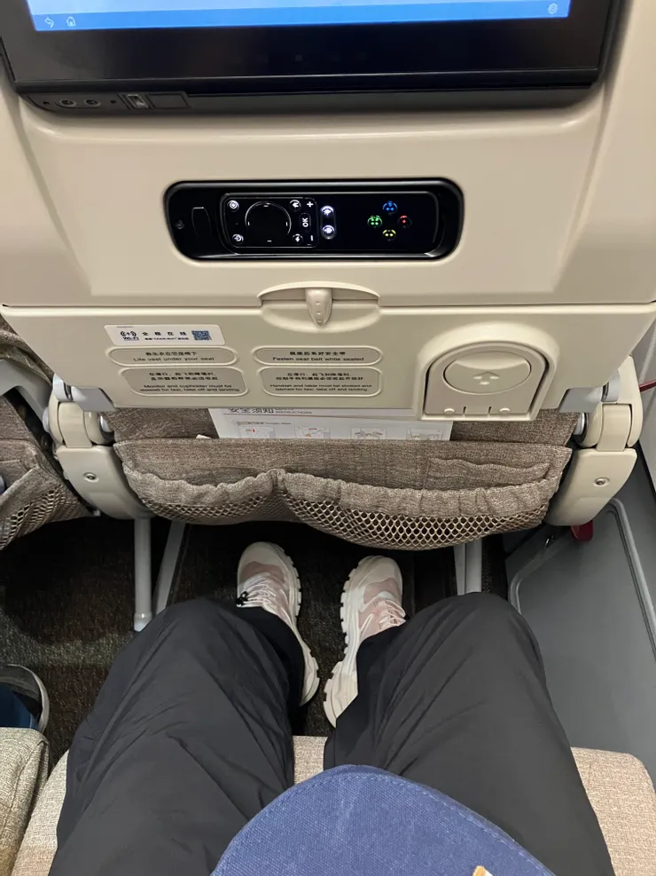 我還想說我腿這麼短，這個空間很可以；結果下一台飛機感覺不是這樣的寬度