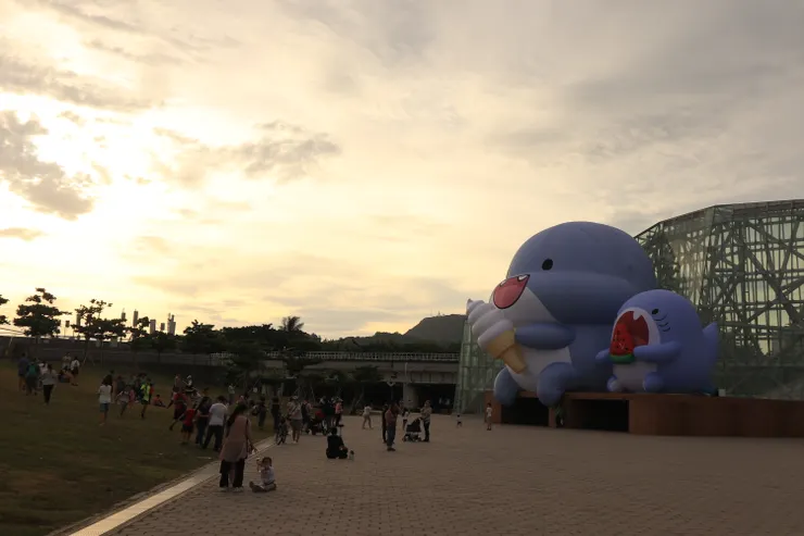 「你看夕陽是不是很美呢！」