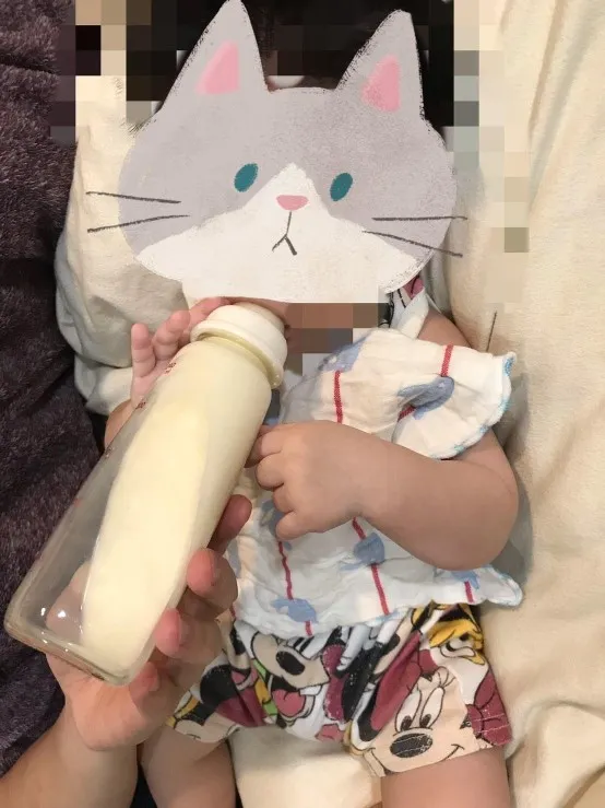 對新手媽咪來說，寶寶的每個動作反應都讓媽咪興奮啊！放張我先生餵小孩喝資兒樂的療癒照~