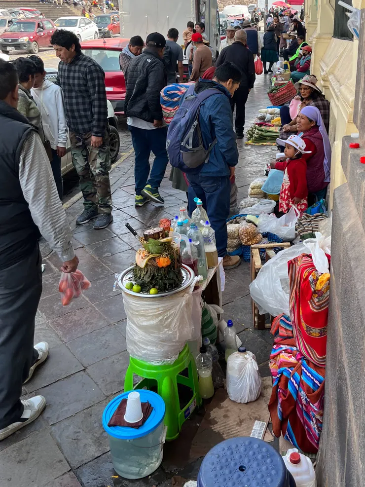 市場外也有個體戶擺攤。