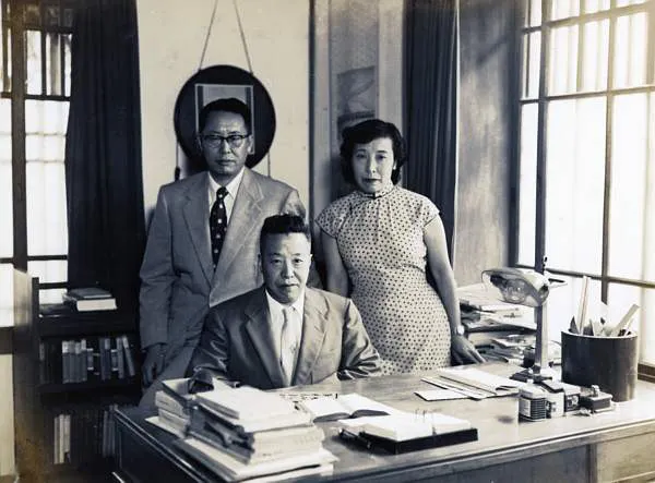 俞大維的家族，左起依序為俞大綱、俞大維、俞大綵，攝於溫州街22巷4號（圖片來源：俞大維逝世三十周年紀念展）