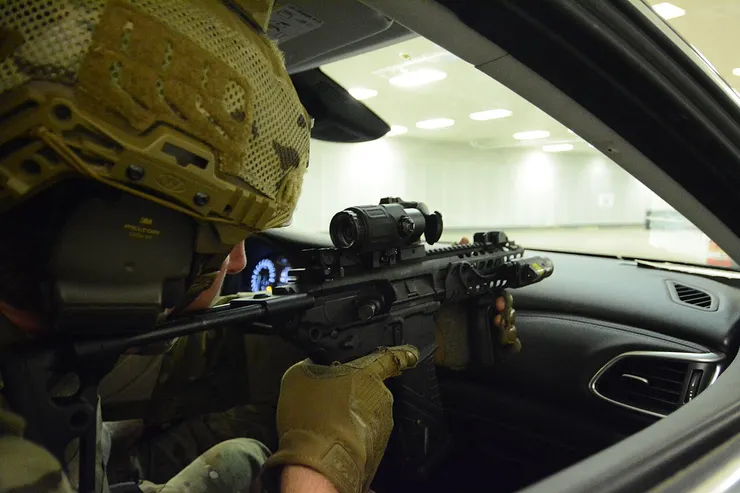 使用MCX進行射擊訓練的英國陸軍4/73(獅身人面象)炮台特別觀察站士兵