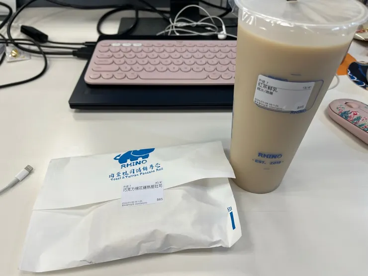 巧克力棉花糖熱壓吐司、微糖鮮奶茶。