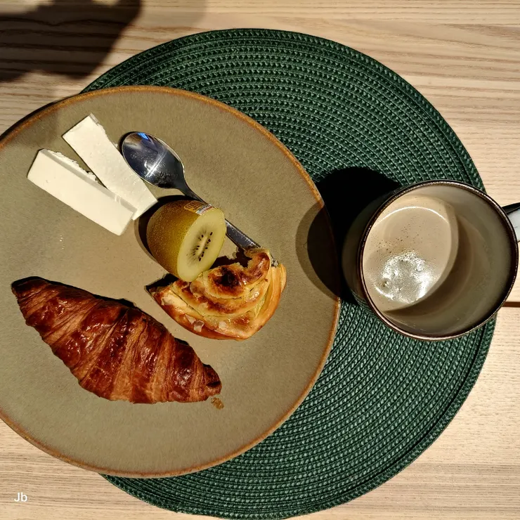 【布魯日前往里爾前的早餐，水果、麵包為昨日街上採購，加上房東提供的膠囊咖啡。】