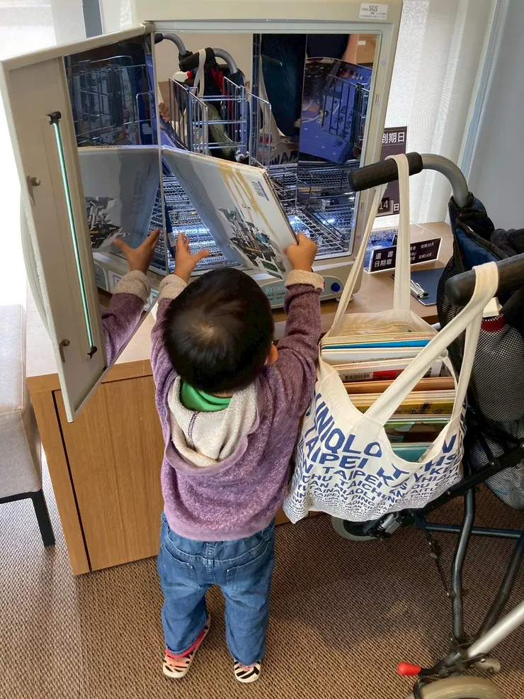 當跟屁蟲的懿~從小就跟祐跑圖書館