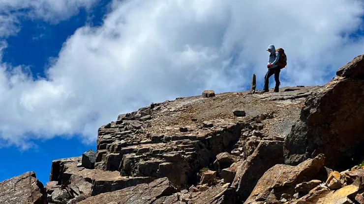 素密逹山旁的石柱