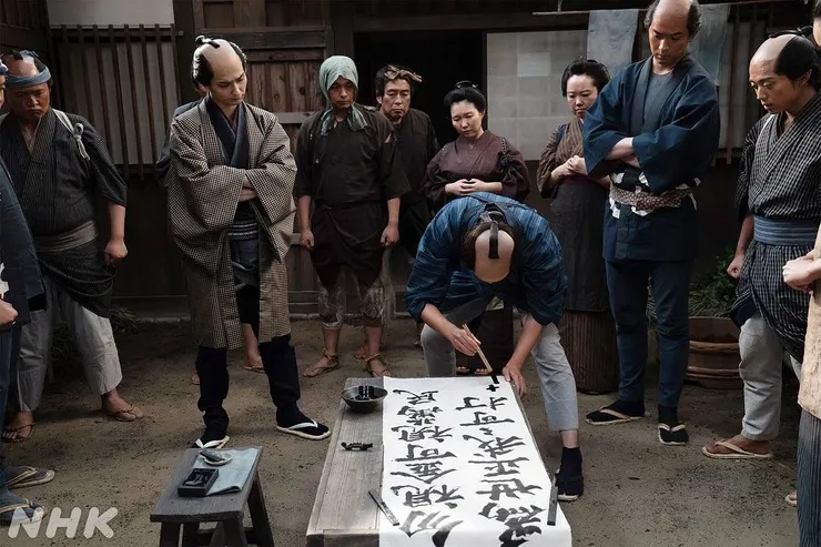 書寫口號，揮舞大旗表達訴求