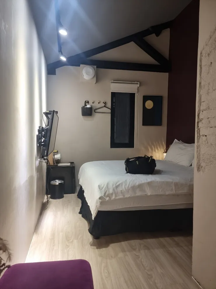 圖2：我訂的是夢境喔！阿笑的是…祕密~房間很乾淨又舒適！